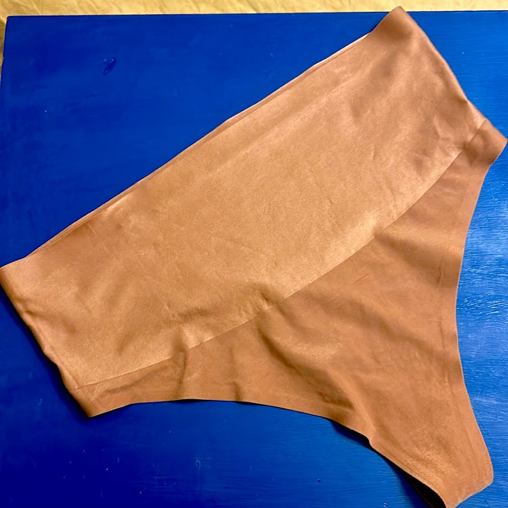 Body by Victoria Smoothing Shimmer Thong Shape Wear Panty
